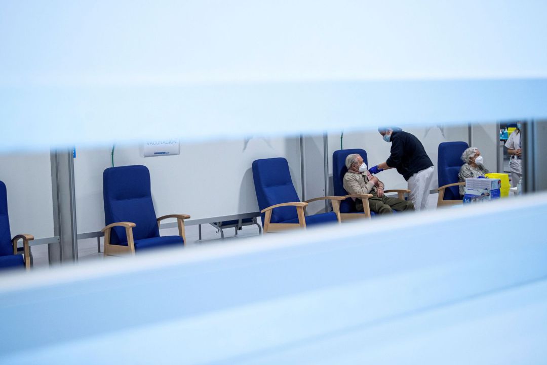 -Un hombre es vacunado contra la covid-19 -Un hombre es vacunado contra la covid-19