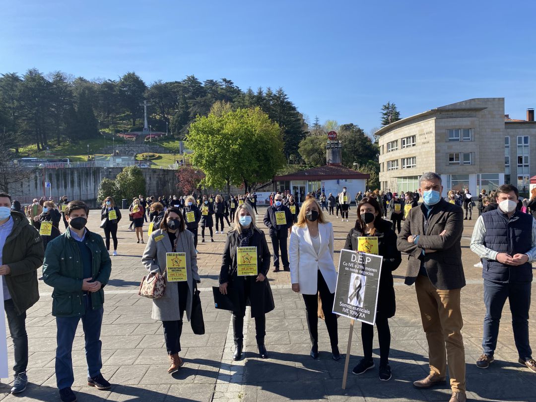 Imagen de la concentración de este lunes en la Praza do Rei. Imagen de la concentración de este lunes en la Praza do Rei.