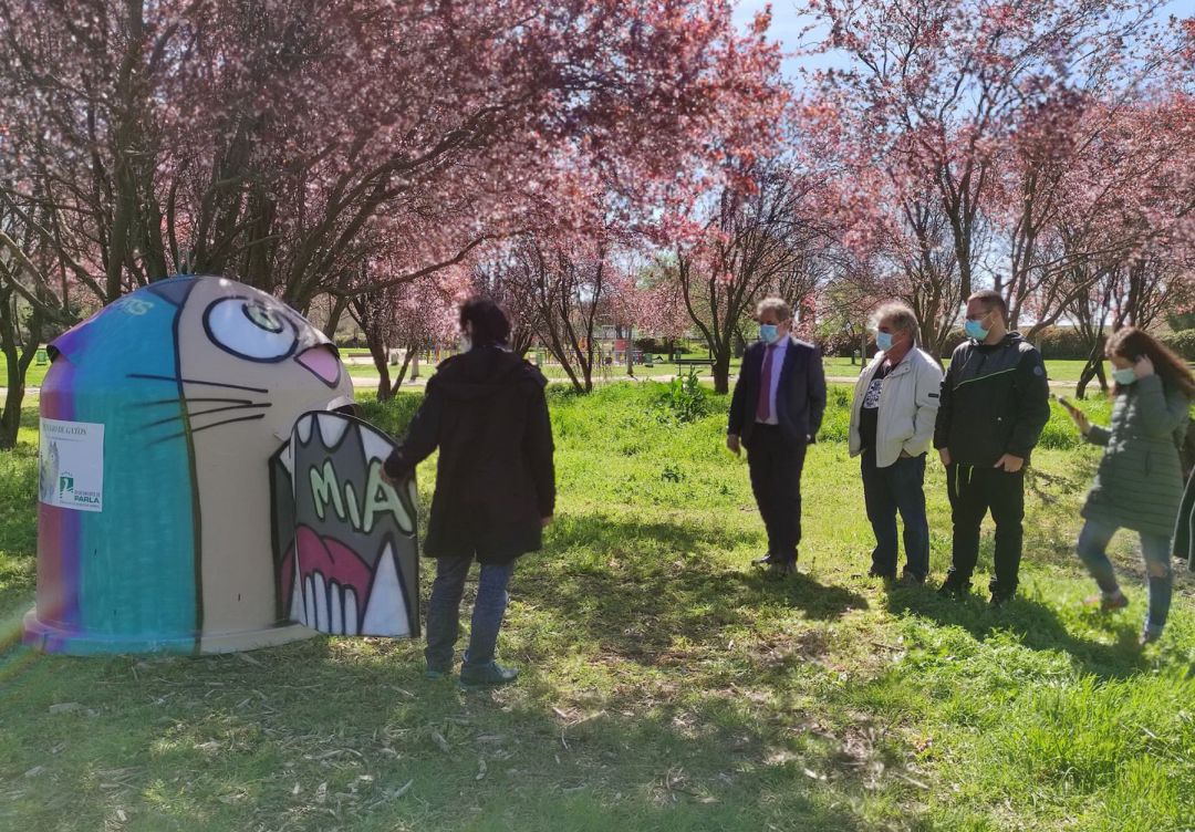 Uno de los contenedores reconvertidos en refugio para gatos en Parla, durante la presentación a la que acudió el alcalde, Ramón Jurado (2i).
Uno de los contenedores reconvertidos en refugio para gatos en Parla, durante la presentación a la que acudió el alcalde, Ramón Jurado (2i).