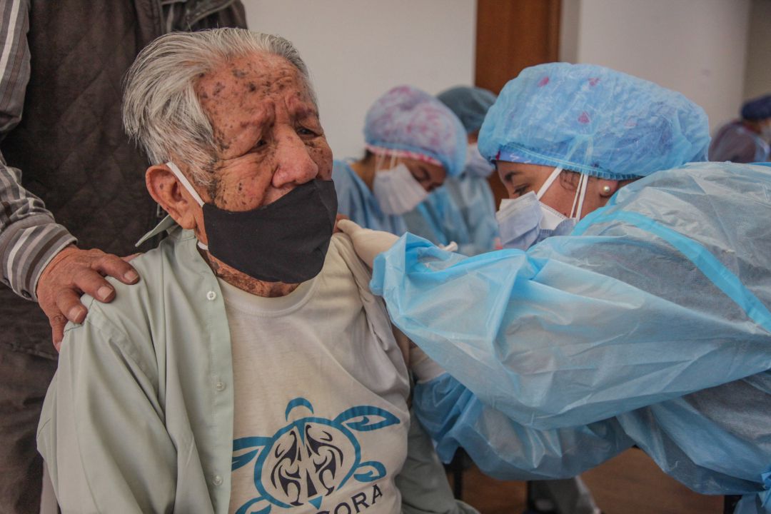 Una enfermera administra la vacuna de Pfizer en Cuenca, Ecuador Una enfermera administra la vacuna de Pfizer en Cuenca, Ecuador