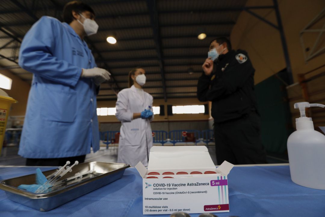 Una caja con viales de la vacuna de AstraZeneca contra el COVID-19 Una caja con viales de la vacuna de AstraZeneca contra el COVID-19