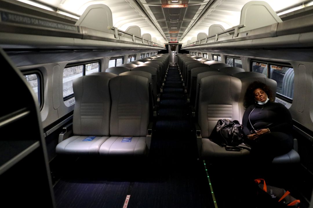 Una pasajera aprovecha el trayecto de tren para dormir Una pasajera aprovecha el trayecto de tren para dormir