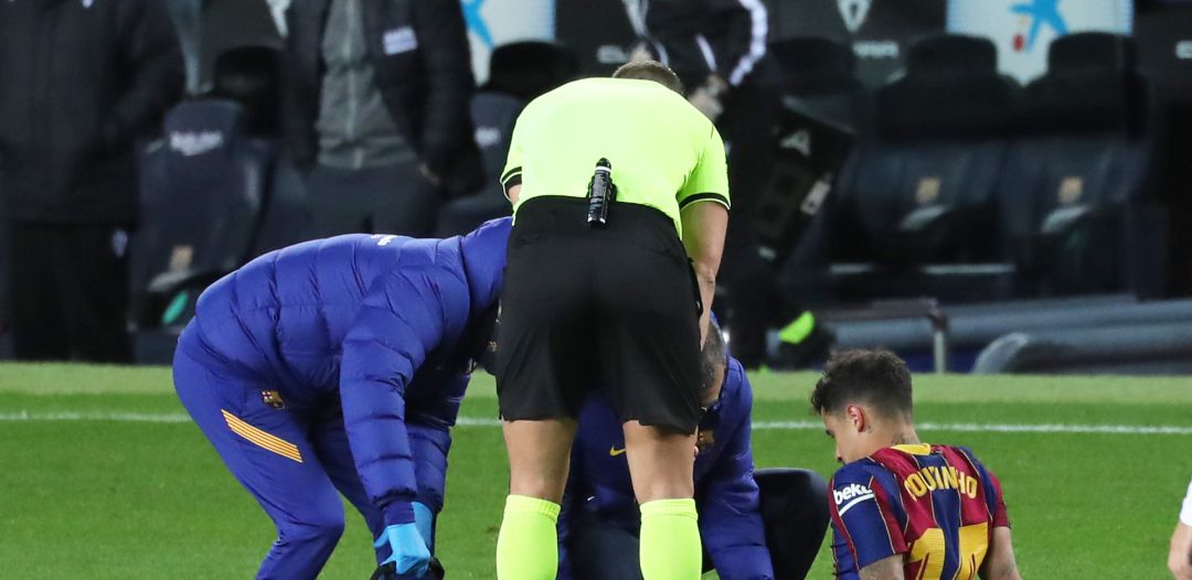 Philippe Coutinho, tras caer lesionado ante el Eibar Philippe Coutinho, tras caer lesionado ante el Eibar