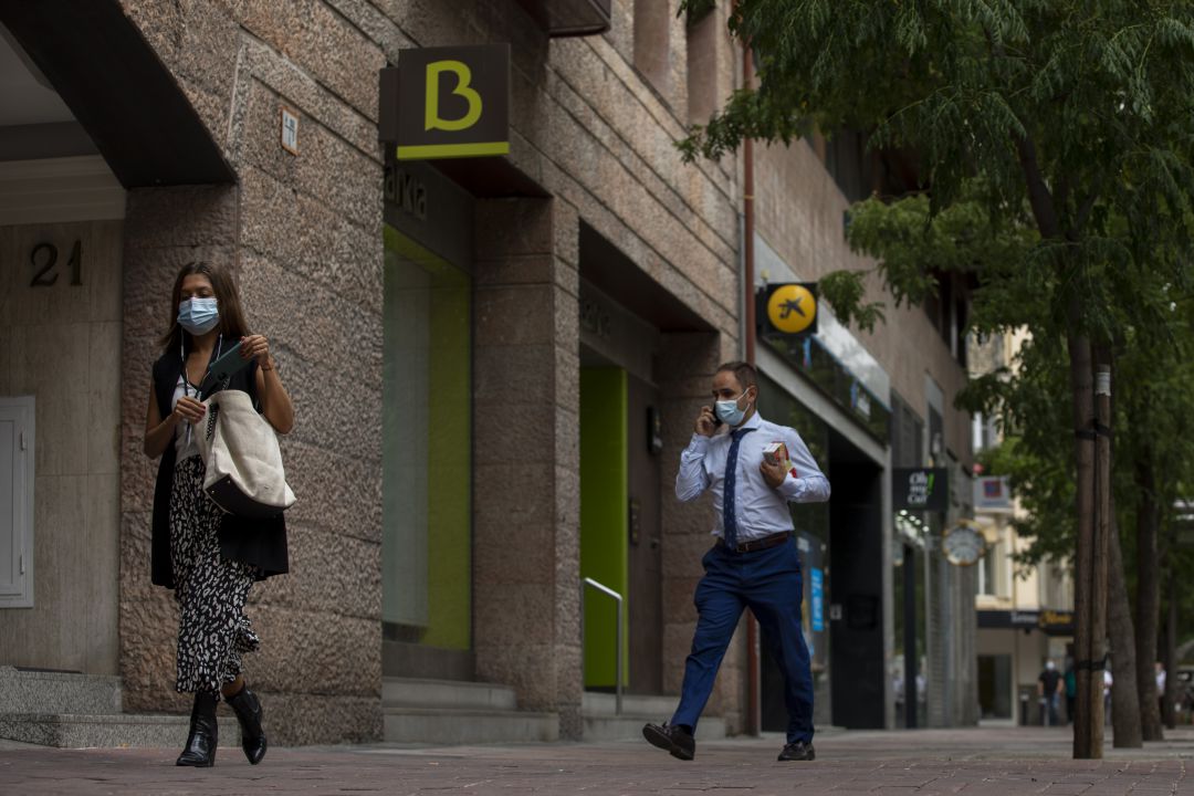Sucursales de Bankia y Caixabank en la misma calle Sucursales de Bankia y Caixabank en la misma calle