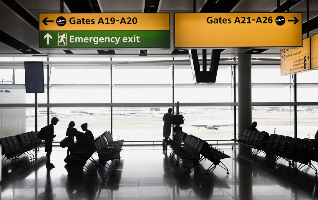 Personas esperando en un aeropuerto. Personas esperando en un aeropuerto.