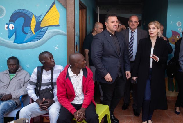 Hana Jalloul visitando en 2020 las instalaciones que la Misión Cristiana Moderna tiene en Risco Prieto en las que se alojan gran parte de los migrantes llegados en patera Hana Jalloul visitando en 2020 las instalaciones que la Misión Cristiana Moderna tiene en Risco Prieto en las que se alojan gran parte de los migrantes llegados en patera