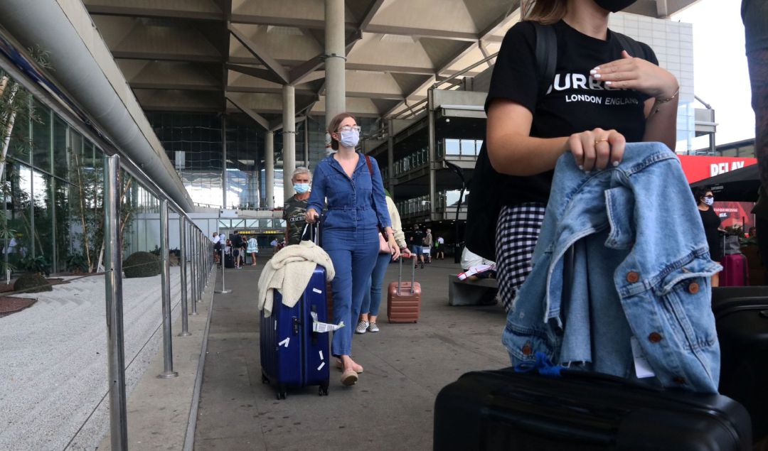 Turistas británicos llegando al aeropuerto de Málaga. Turistas británicos llegando al aeropuerto de Málaga.
