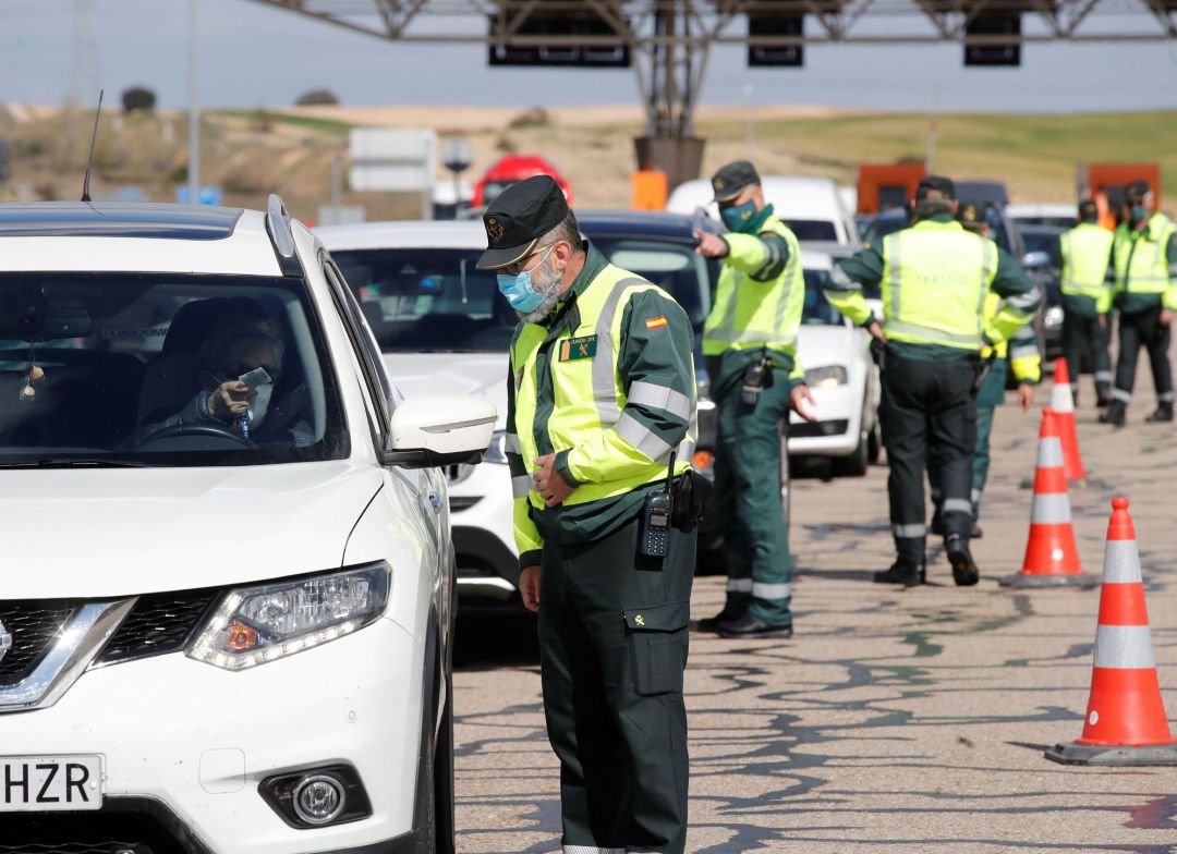 Control policial a cargo de la Guardia Civil de Tráfico Control policial a cargo de la Guardia Civil de Tráfico