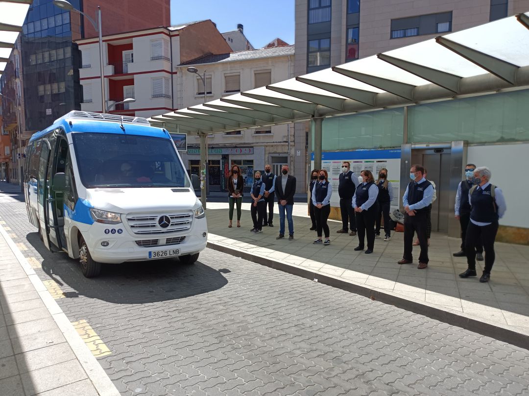 Parte de la plantilla posa junto a un bus Parte de la plantilla posa junto a un bus