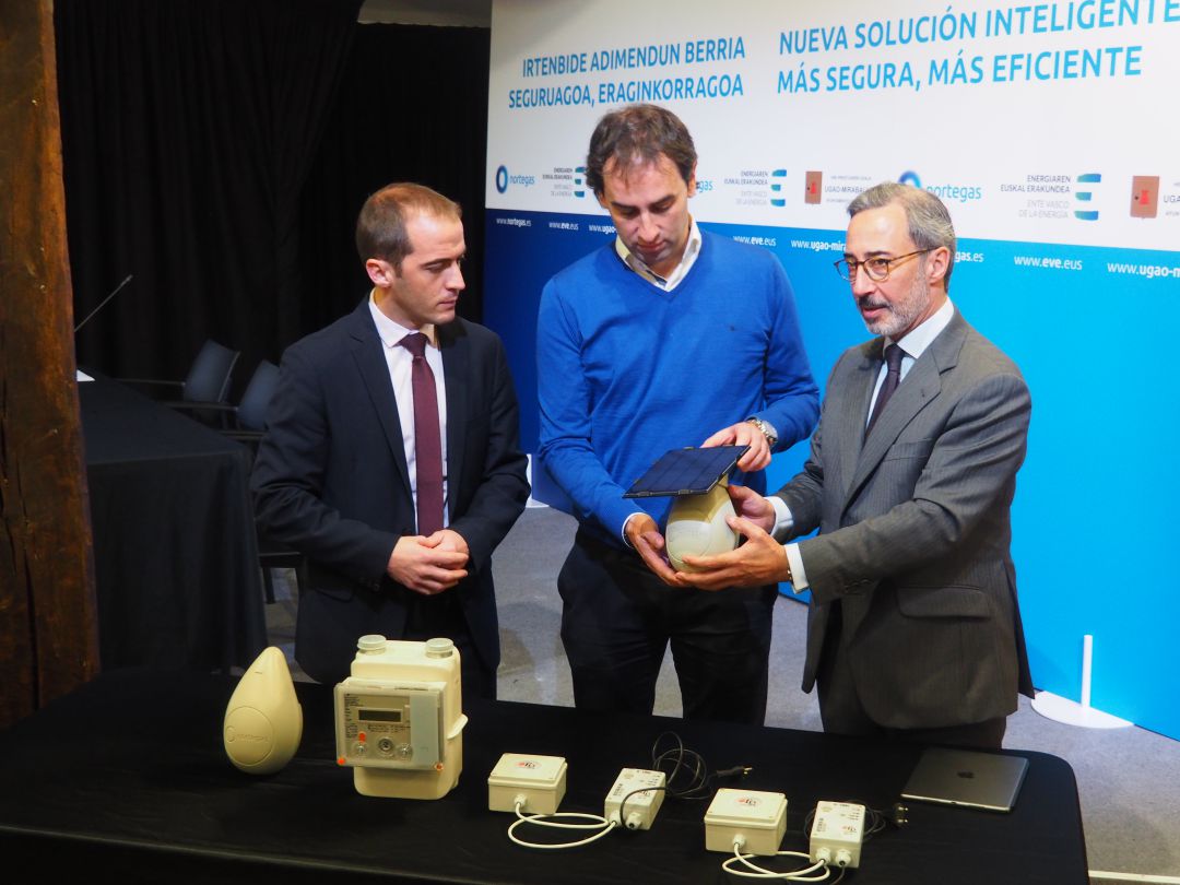 Iñaki Ansola, director general del Ente Vasco de Energía; Ekaitz Mentxaka, alcalde de Ugao-Miraballes y Javier Contreras, Consejero Delegado de Nortegas en la presentación del proyecto Bidegas Iñaki Ansola, director general del Ente Vasco de Energía; Ekaitz Mentxaka, alcalde de Ugao-Miraballes y Javier Contreras, Consejero Delegado de Nortegas en la presentación del proyecto Bidegas