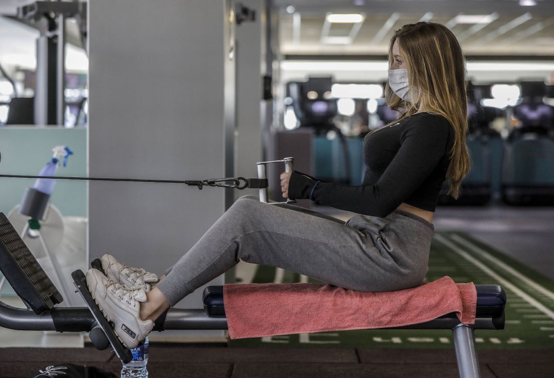 Una mujer realiza deporte en las instalaciones de un gimnasio, en una imagen de archivo Una mujer realiza deporte en las instalaciones de un gimnasio, en una imagen de archivo