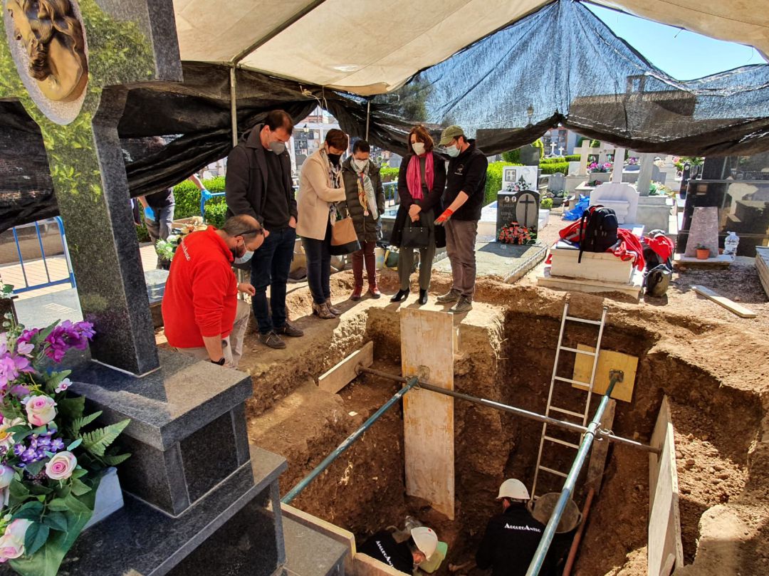 Pérez Garijo visita el inicio de los trabajos de exhumación en el cementerio municipal de Segorbe Pérez Garijo visita el inicio de los trabajos de exhumación en el cementerio municipal de Segorbe