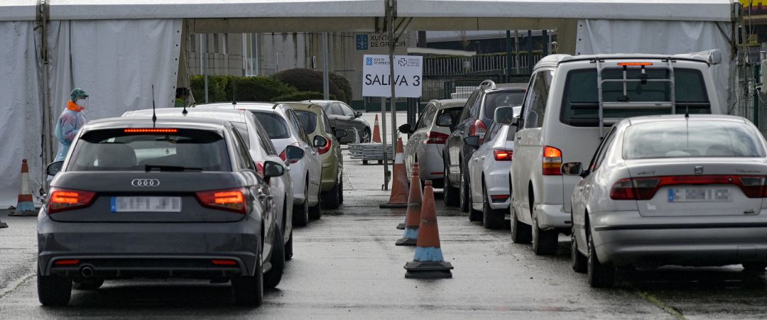Filas de coches para recoger el test de saliva en la Avenida de Arsenio Iglesias en Arteixo Filas de coches para recoger el test de saliva en la Avenida de Arsenio Iglesias en Arteixo