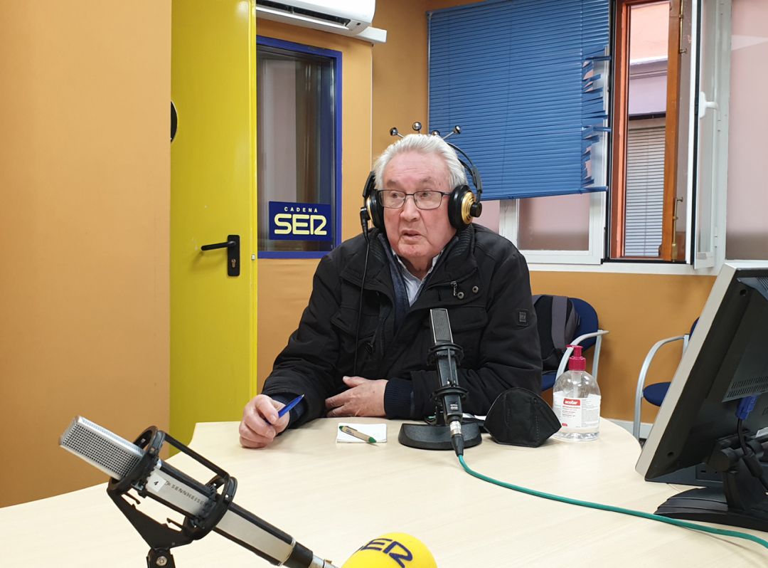 Juan José López Martos, en los estudios de Radio Granada Juan José López Martos, en los estudios de Radio Granada