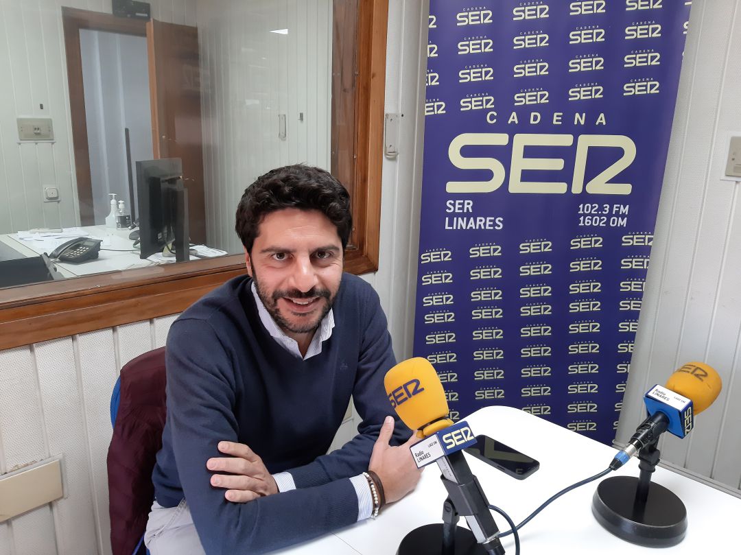 Jesús Medina en los estudios de Radio Linares Jesús Medina en los estudios de Radio Linares