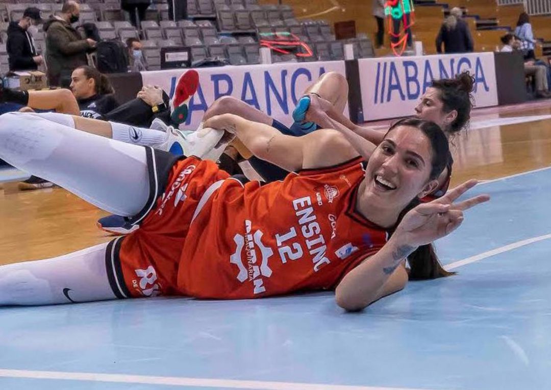 Laura ALiaga nun estiramento post partido Laura ALiaga nun estiramento post partido