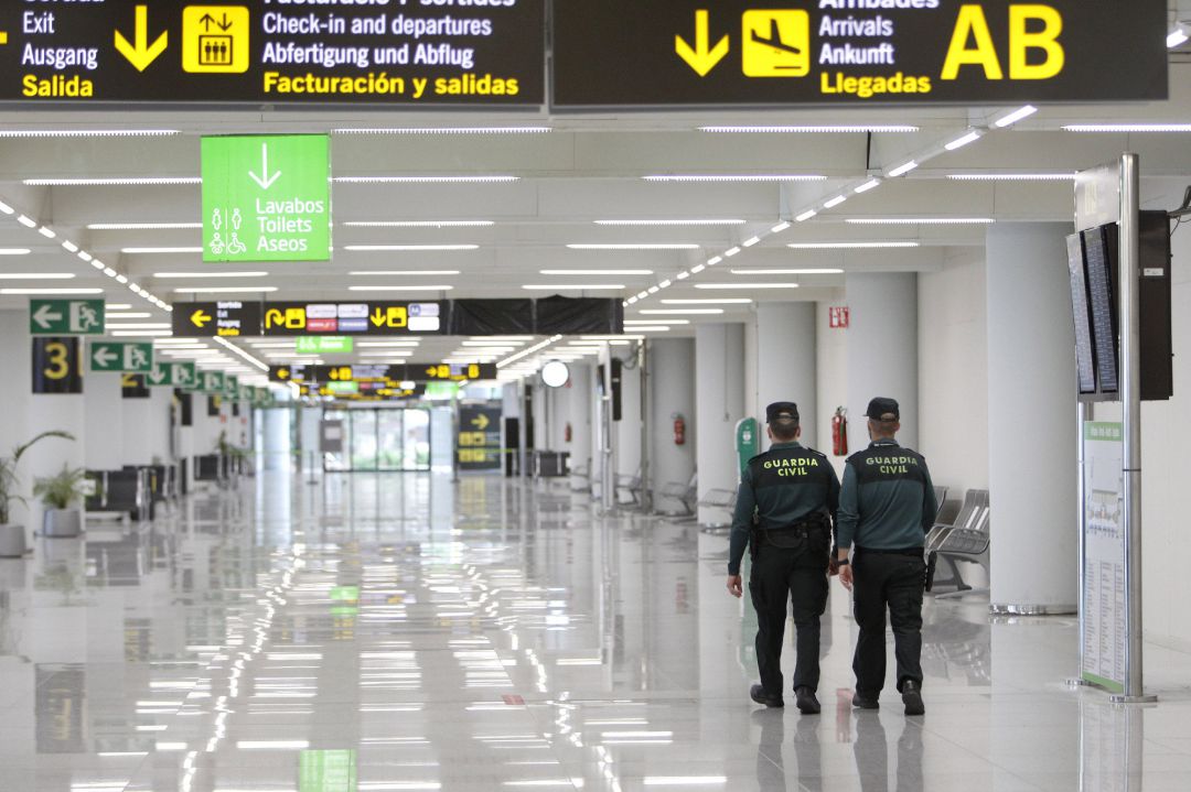 Dos guardias civiles en el aeropuerto de Palma de Mallorca. Dos guardias civiles en el aeropuerto de Palma de Mallorca.