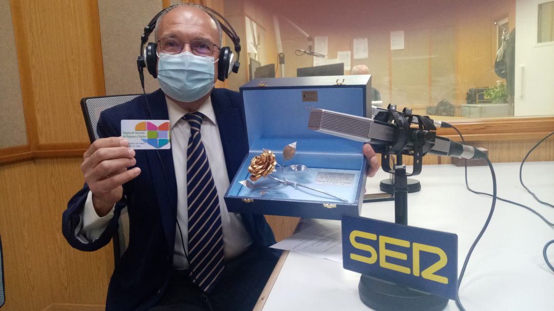 El doctor Pérez Bernal, este martes en Cruz de Guía con su carnet de donante de órganos y nuestra Rosa de Pasión El doctor Pérez Bernal, este martes en Cruz de Guía con su carnet de donante de órganos y nuestra Rosa de Pasión