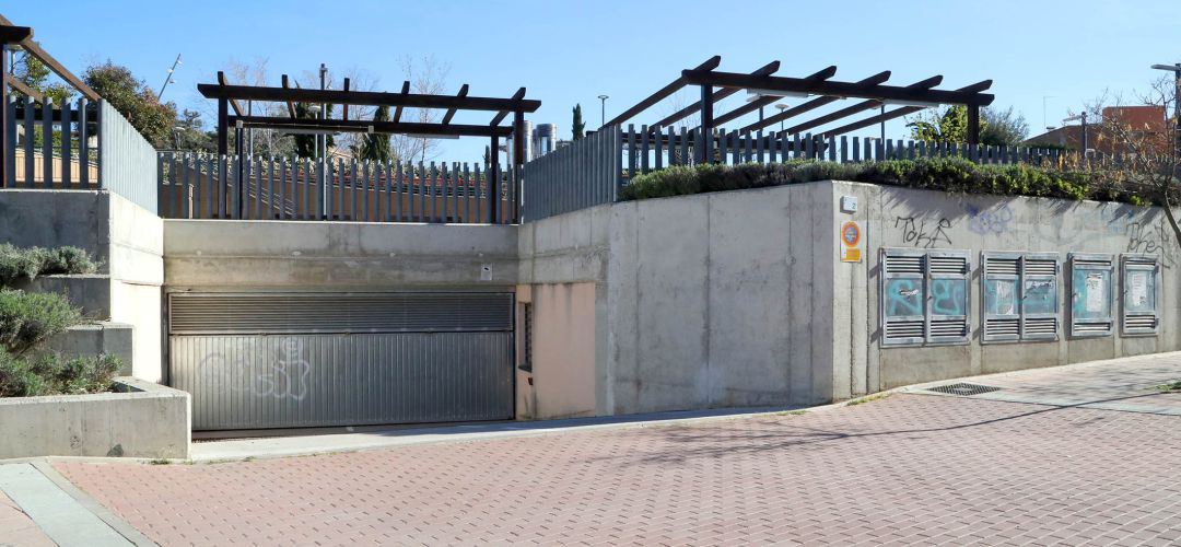 Situado junto al metro de Marqués de la Valdavia y con entrada y salida por la calle Navarra Situado junto al metro de Marqués de la Valdavia y con entrada y salida por la calle Navarra