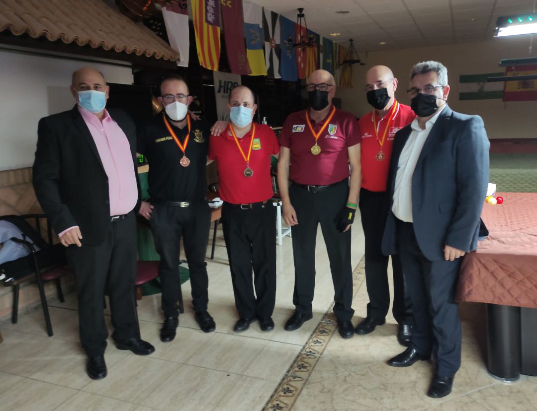Carlos Cortés (i) y Pedro Camarero (d), ambos de rojo, junto a los otros medallistas del torneo. Carlos Cortés (i) y Pedro Camarero (d), ambos de rojo, junto a los otros medallistas del torneo.