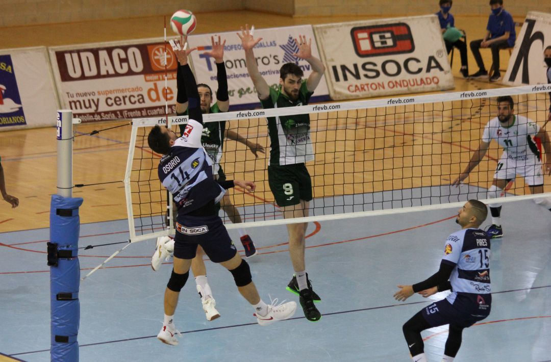 Osorio intenta el remate en el duelo ante Unicaja Almería. Osorio intenta el remate en el duelo ante Unicaja Almería.