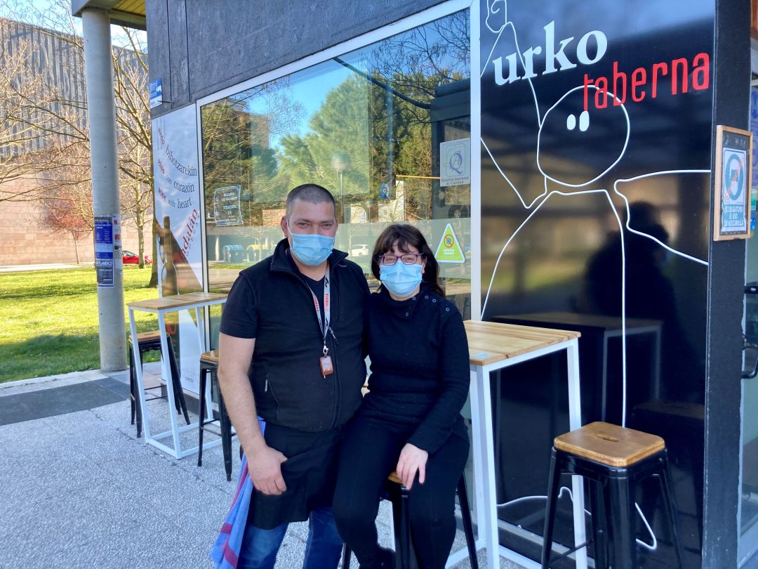 La pareja propietaria del bar, en el barrio vitoriano de Lakua: a la izquierda, Lito; a la derecha, Zuriñe La pareja propietaria del bar, en el barrio vitoriano de Lakua: a la izquierda, Lito; a la derecha, Zuriñe