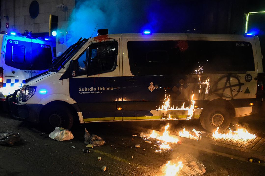 En libertad la acusada de quemar la furgoneta de la Guardia Urbana en Barcelona: no es la de las fotos En libertad la acusada de quemar la furgoneta de la Guardia Urbana en Barcelona: no es la de las fotos