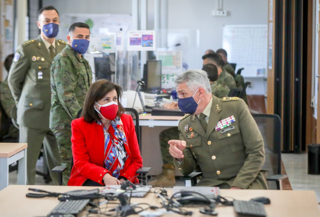 La ministra de Defensa, Margarita Robles, durante la visita a el Cuartel General de la Fuerza Terrestre en Sevilla, este lunes. La ministra de Defensa, Margarita Robles, durante la visita a el Cuartel General de la Fuerza Terrestre en Sevilla, este lunes.