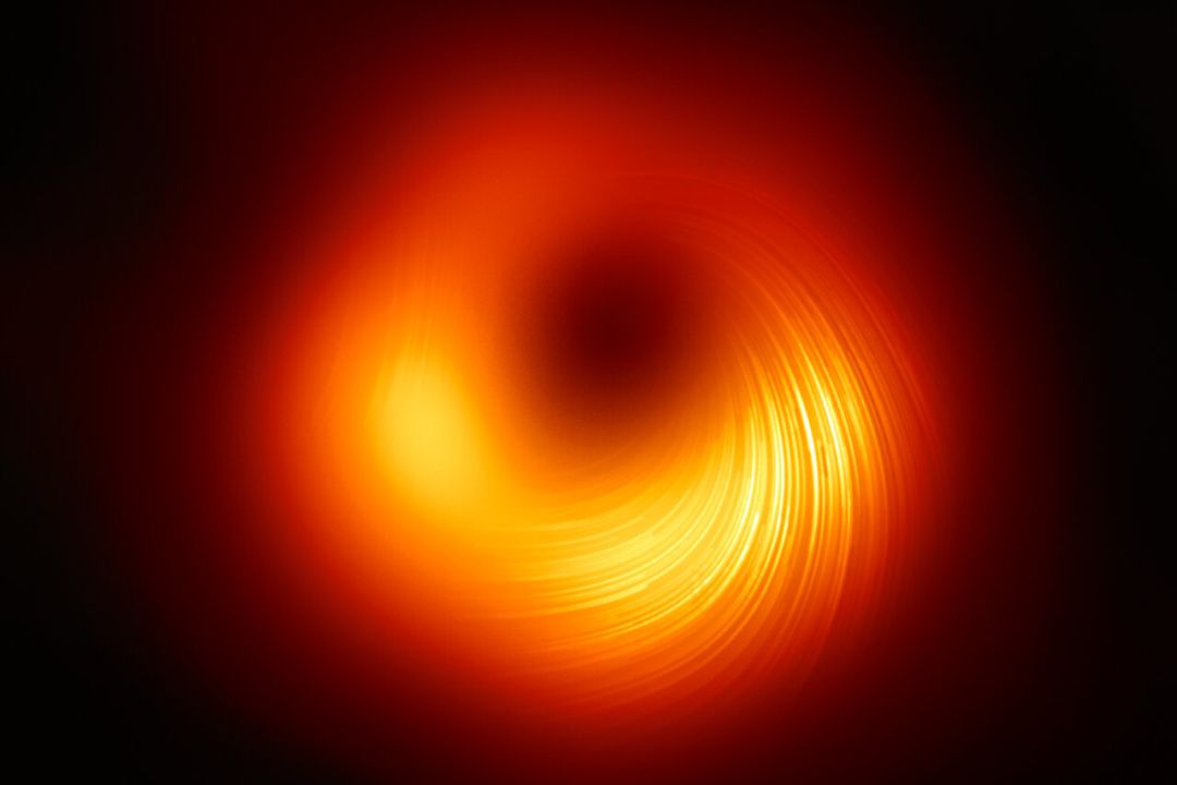 Imagen del agujero negro supermasivo en M87 en luz polarizada. Imagen del agujero negro supermasivo en M87 en luz polarizada.