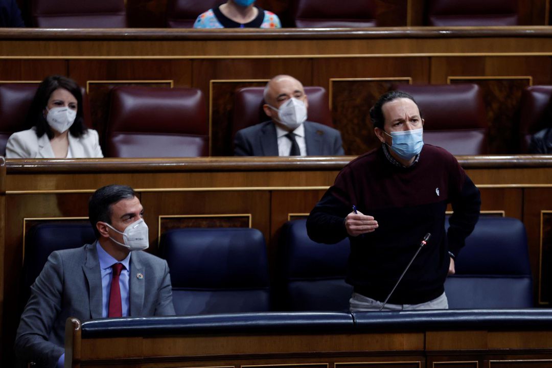 El vicepresidente segundo del Gobierno, Pablo Iglesias (d) junto con el presidente del Gobierno, Pedro Sánchez (i) durante la sesión de control al Gobierno este miércoles en el Congreso El vicepresidente segundo del Gobierno, Pablo Iglesias (d) junto con el presidente del Gobierno, Pedro Sánchez (i) durante la sesión de control al Gobierno este miércoles en el Congreso