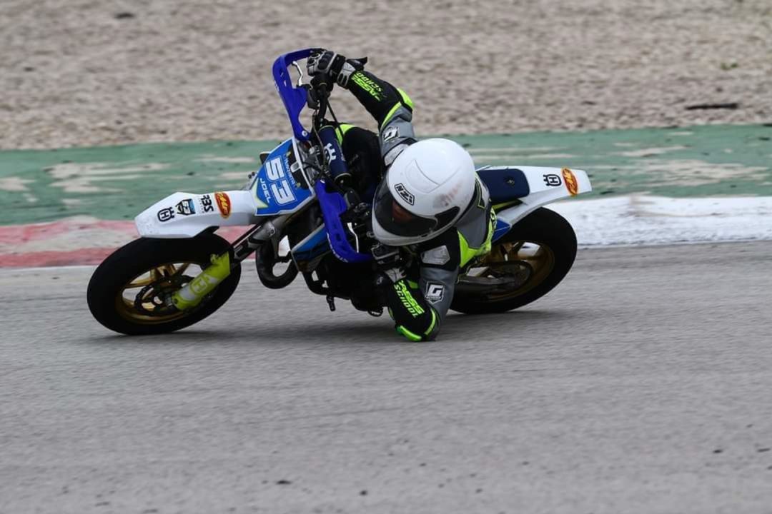 Joel Valero demostró un magnífico manejo de su motocicleta Joel Valero demostró un magnífico manejo de su motocicleta