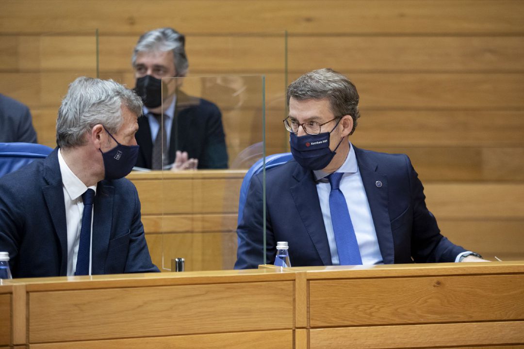 Feijóo conversa con Alfonso Rueda en el Parlamento. Feijóo conversa con Alfonso Rueda en el Parlamento.