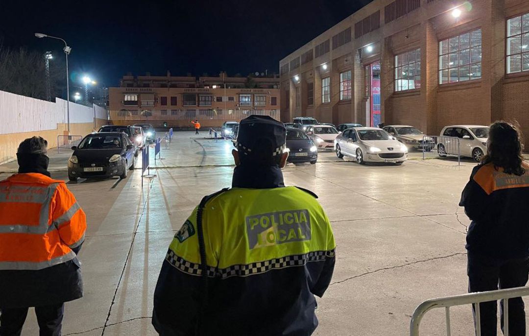 Agentes de la Policía Local de Armilla (Granada) y voluntarios de Protección Civil colaboran con la Consejería de Salud en el proceso de vacunación masiva contra la covid en las instalaciones de la Feria de Muestras (Fermasa) Agentes de la Policía Local de Armilla (Granada) y voluntarios de Protección Civil colaboran con la Consejería de Salud en el proceso de vacunación masiva contra la covid en las instalaciones de la Feria de Muestras (Fermasa)