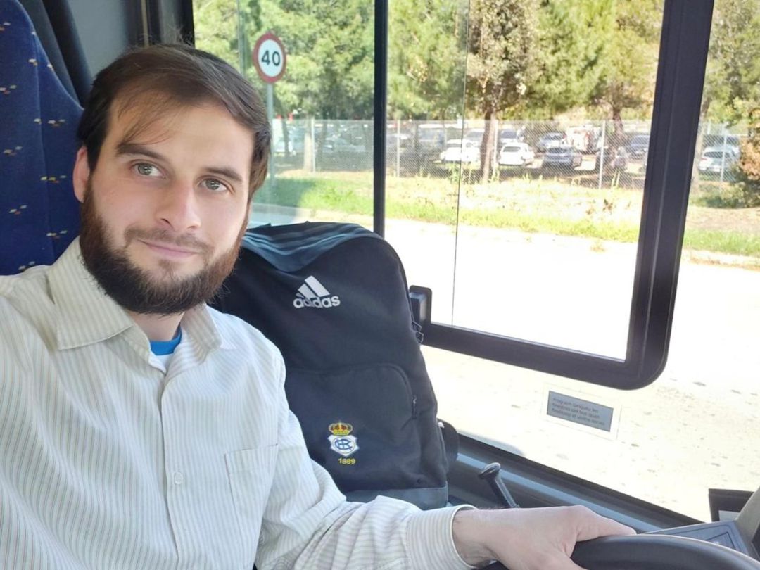 Emilio Martín, desde su autobús en Sant Boi. Emilio Martín, desde su autobús en Sant Boi.