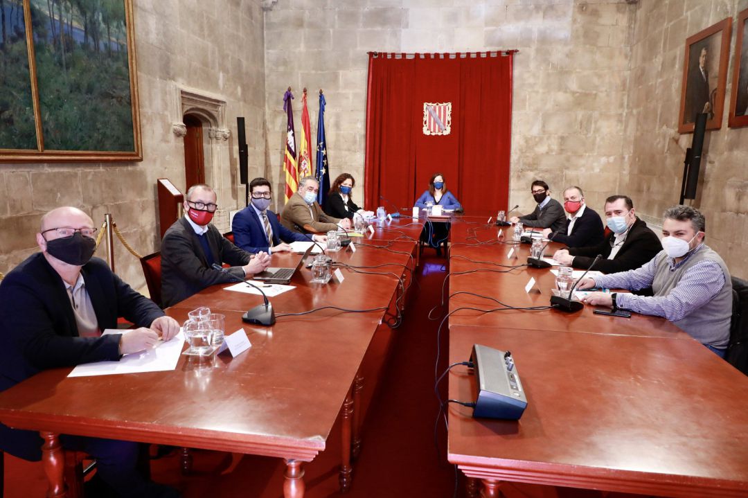 La presidenta del Govern, Francina Armengol, presidiendo la reunión con el sector de la restauración.
La presidenta del Govern, Francina Armengol, presidiendo la reunión con el sector de la restauración.