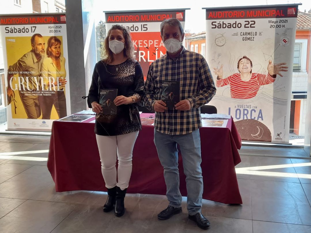 La edil y el coordinador cultural del Ayuntamiento presentan la programación teatral La edil y el coordinador cultural del Ayuntamiento presentan la programación teatral