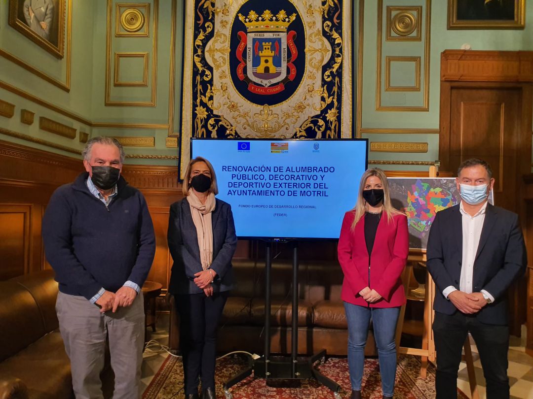 La alcaldesa de Motril, Luisa García Chamorro, junto a los concejales Antonio Escámez, José Lemos y Débora Juárez durante la presentación del plan de renovación del alumbrado público y deportivo de Motril La alcaldesa de Motril, Luisa García Chamorro, junto a los concejales Antonio Escámez, José Lemos y Débora Juárez durante la presentación del plan de renovación del alumbrado público y deportivo de Motril