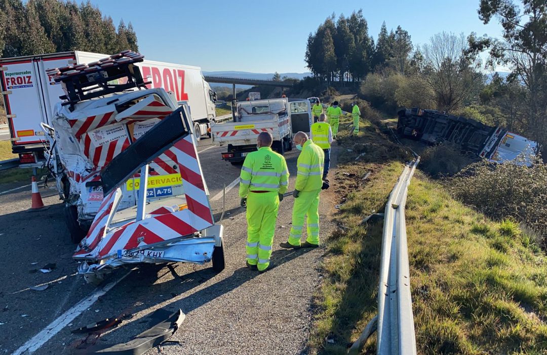 El camión se salió de la autovía como consecuencia del choque El camión se salió de la autovía como consecuencia del choque
