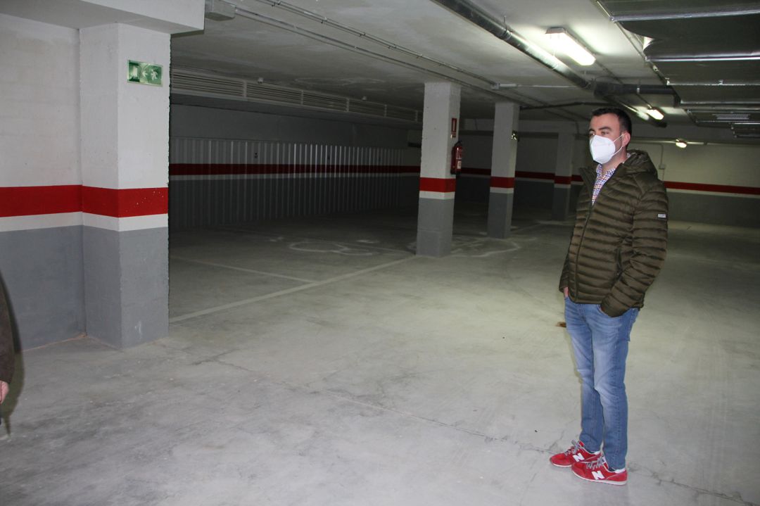 Carlos Fraile muestra algunas de las plazas de garaje del edificio de Niñas Huérfanas de Cuéllar Carlos Fraile muestra algunas de las plazas de garaje del edificio de Niñas Huérfanas de Cuéllar