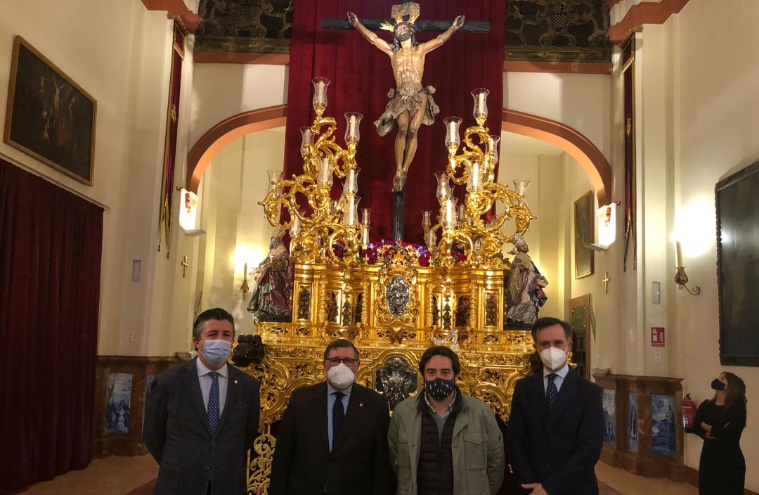 De izquierda a derecha, ante el paso del Cachorro, José Luis Aldea, teniente hermano mayor de la corporación trianera; el hermano mayor, Marco Antonio Talavera, nuestro compañero José Manuel peña y el escultor e imaginero José María Leal Bernáldez De izquierda a derecha, ante el paso del Cachorro, José Luis Aldea, teniente hermano mayor de la corporación trianera; el hermano mayor, Marco Antonio Talavera, nuestro compañero José Manuel peña y el escultor e imaginero José María Leal Bernáldez