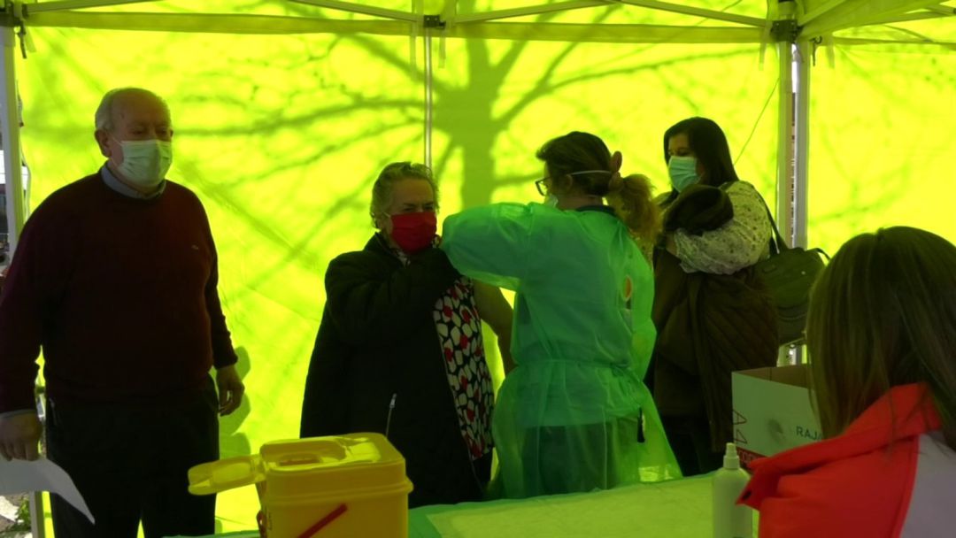 Una enfermera suministra a una mujer la primera dosis de la vacuna de Moderna Una enfermera suministra a una mujer la primera dosis de la vacuna de Moderna