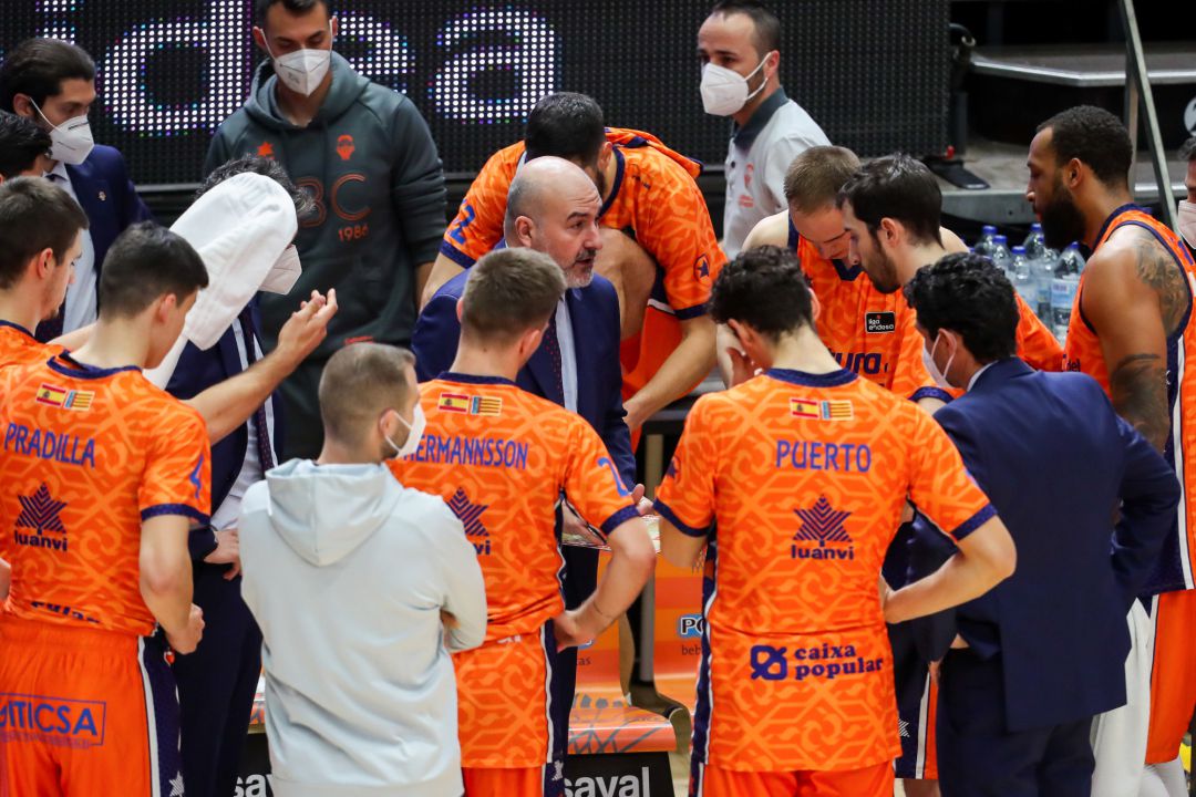 Jaume Ponsarnau head coach of Valencia Basket talking whit your players during the Endesa basketball Jaume Ponsarnau head coach of Valencia Basket talking whit your players during the Endesa basketball