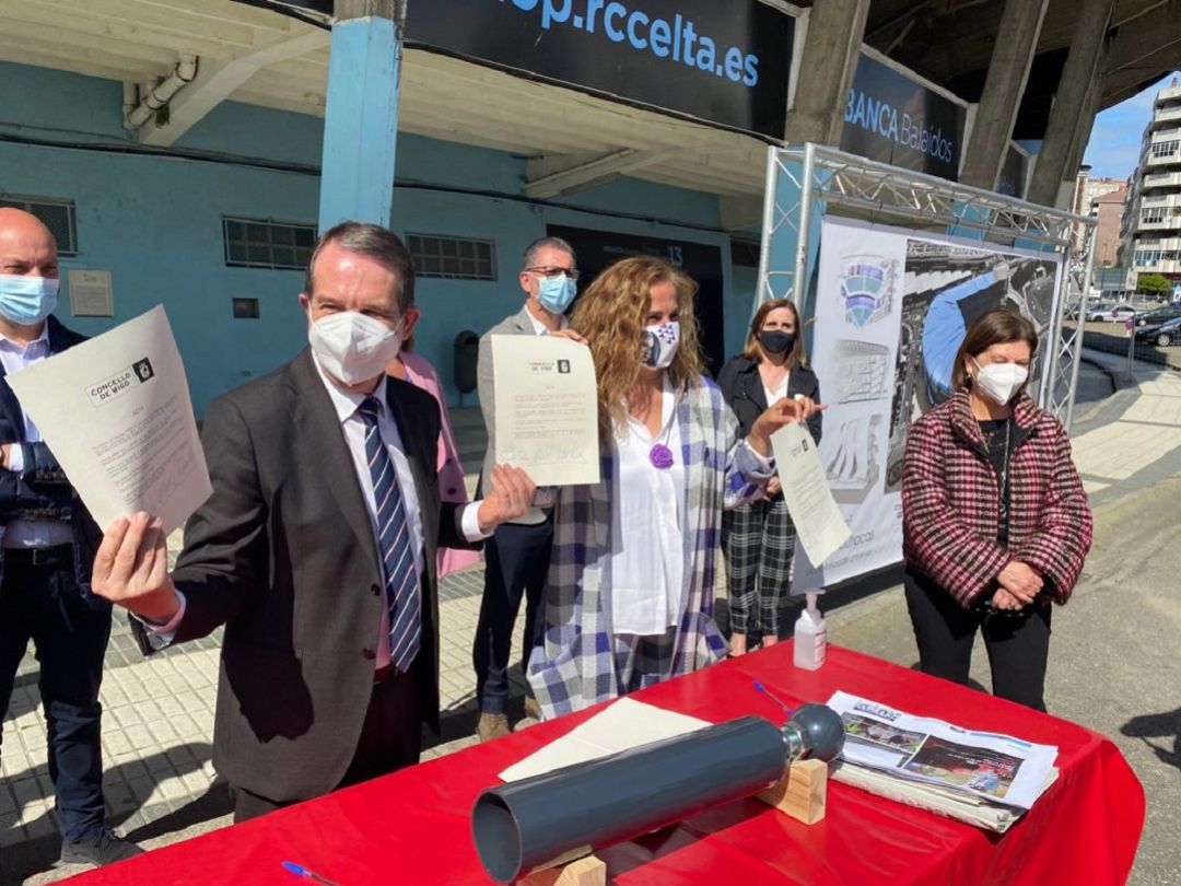 Caballero sostiene el convenio firmado entre el Concello y la Deputación para esta reforma. Caballero sostiene el convenio firmado entre el Concello y la Deputación para esta reforma.