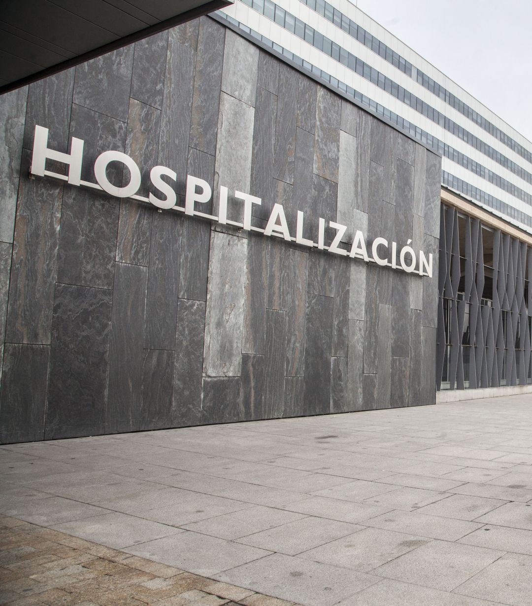 Exteriores del HUCA, equipamiento donde se ha detectado el caso. Exteriores del HUCA, equipamiento donde se ha detectado el caso.