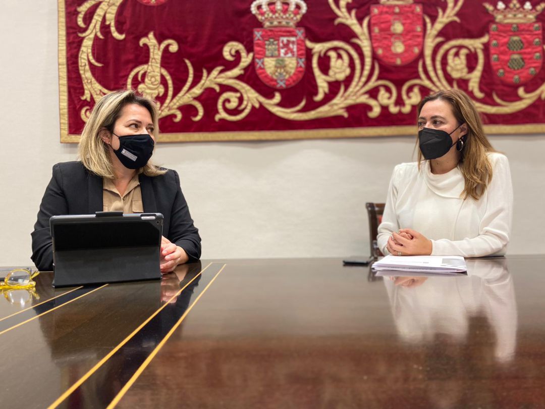 La consejera de Agricultura, Ganadería y Pesca del Gobierno de Canarias, Alicia Vanoostende, con la presidenta del Cabildo de Lanzarote, María Dolores Corujo. La consejera de Agricultura, Ganadería y Pesca del Gobierno de Canarias, Alicia Vanoostende, con la presidenta del Cabildo de Lanzarote, María Dolores Corujo.