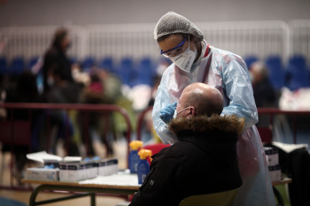 Un sanitario realiza test de antígenos de detección del covid, en la Zona Básica de Salud de Felipe II, en Móstoles, Madrid (España), a 23 de diciembre. Un sanitario realiza test de antígenos de detección del covid, en la Zona Básica de Salud de Felipe II, en Móstoles, Madrid (España), a 23 de diciembre.