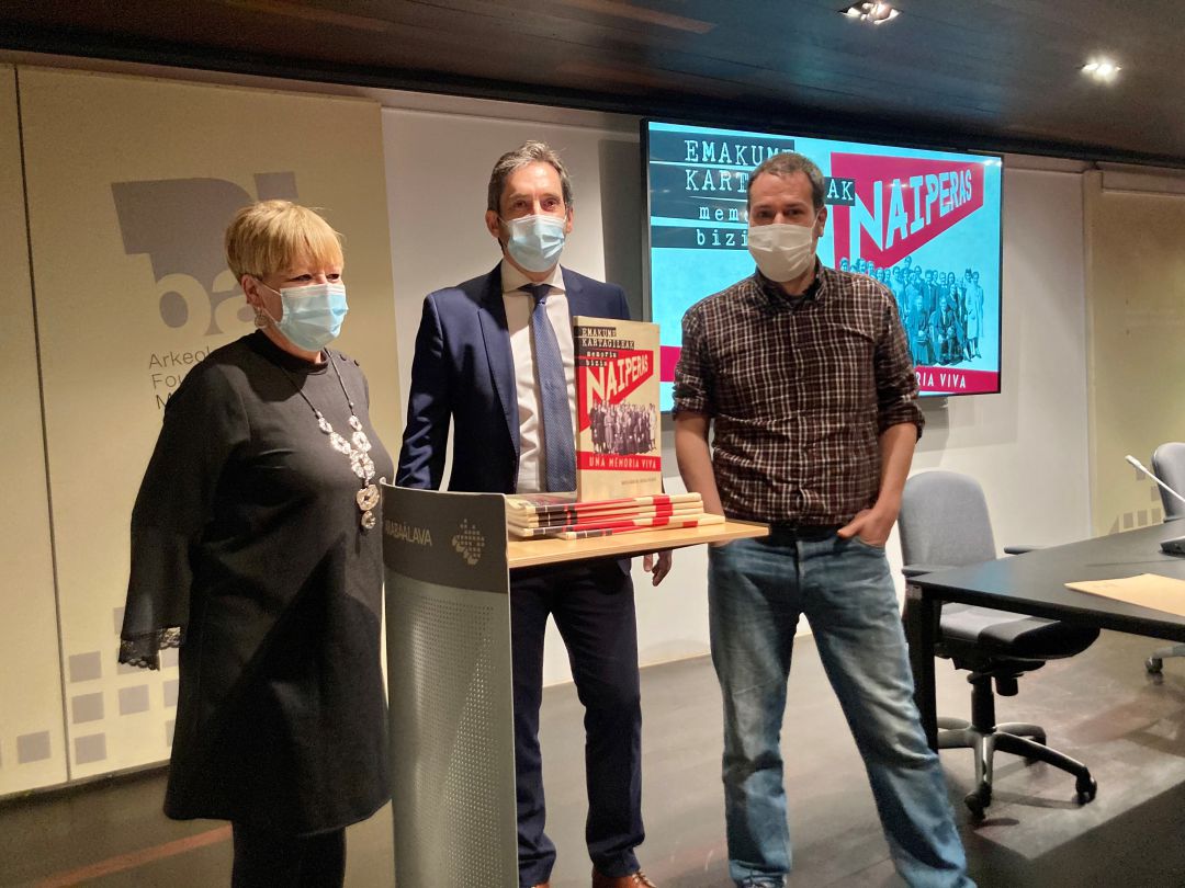 De izquierda a derecha: Ana del Val, diputada de Cultura y Deporte; Javier Berasategui, Director General de Naipes Heraclio Fournier; y Aritza Sáenz del Castillo, editor de la publicación De izquierda a derecha: Ana del Val, diputada de Cultura y Deporte; Javier Berasategui, Director General de Naipes Heraclio Fournier; y Aritza Sáenz del Castillo, editor de la publicación