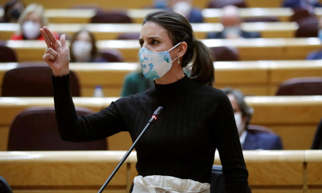 La ministra de Igualdad, Irene Montero, interviene durante la sesión de control al Gobierno celebrada en el Senado, este martes en Madrid. La ministra de Igualdad, Irene Montero, interviene durante la sesión de control al Gobierno celebrada en el Senado, este martes en Madrid.