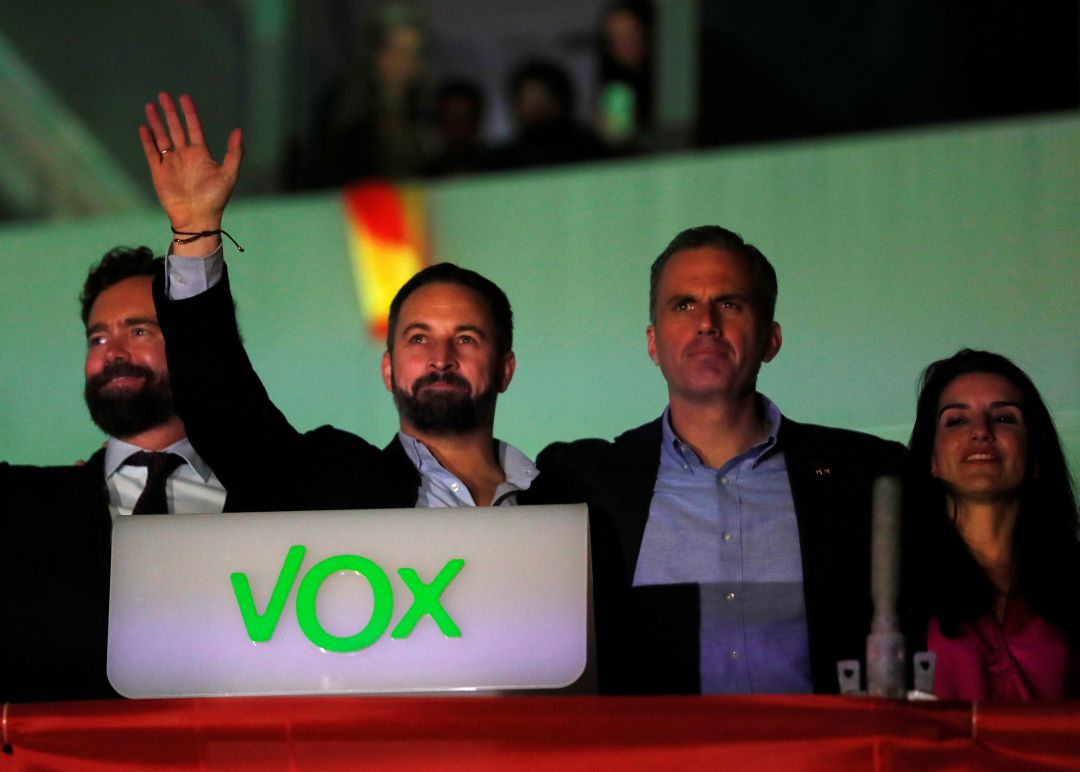 Los líderes de Vox en el balcón de su sede en Madrid celebrando los resultados de las últimas elecciones generales Los líderes de Vox en el balcón de su sede en Madrid celebrando los resultados de las últimas elecciones generales