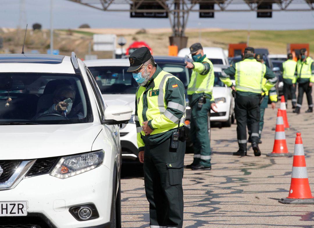 Control policial instalado en la R5, en Madrid, para vigilar la circulación de vehículos en el puente de San José Control policial instalado en la R5, en Madrid, para vigilar la circulación de vehículos en el puente de San José